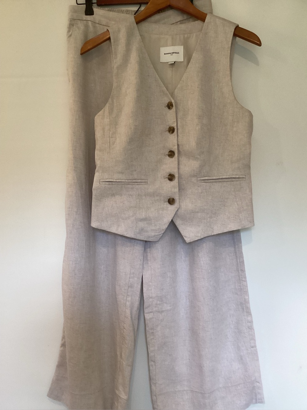 Banana Republic Factory Women’s Linen-Blend Vest and Pants set in Light Beige